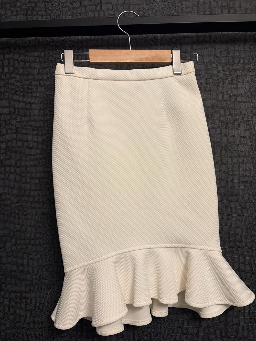 H&M Ruffle-Hem Pencil Skirt fitted cute
